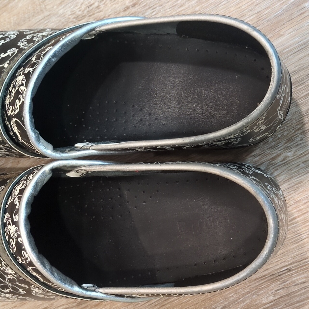Sanita Black and ⚫🔲 White with Floral Design Clogs Women's size 42 Euro (12 US) - Picture 4 of 12